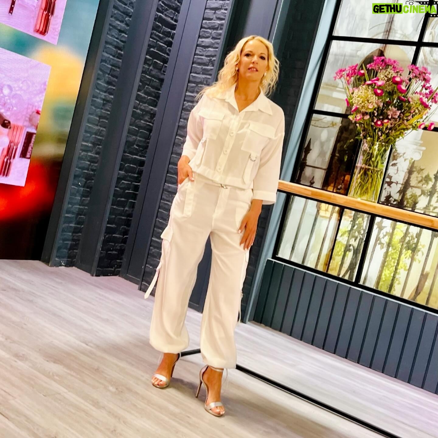 Carina Zampini Instagram - @annarossattiok 👗 @justaosadia 👠 @lunagarzonaccesorios 💍 @seluoficial @christapia_mua 💄 @lomylan 🪞 @lukas.gomezz 💇♀️