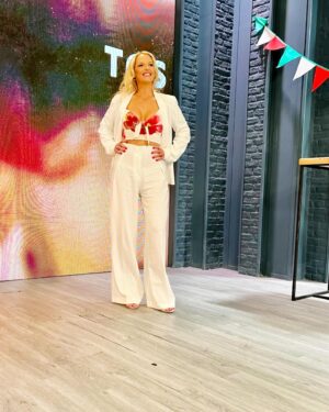 Carina Zampini Instagram - @lasoreirooficial 👗
@justaosadia 👠
@seluoficial 
@silvanaswiss 
@christapia_mua 💄
@lomylan 🪞
@lukas.gomezz 💇‍♀️