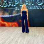 Carina Zampini Instagram - @renner_ar 👗 @justaosadia 👠 @lunagarzonaccesorios 💍 @seluoficial @christapia_mua 💄 @lomylan 🪞 @lukas.gomezz 💇‍♀️