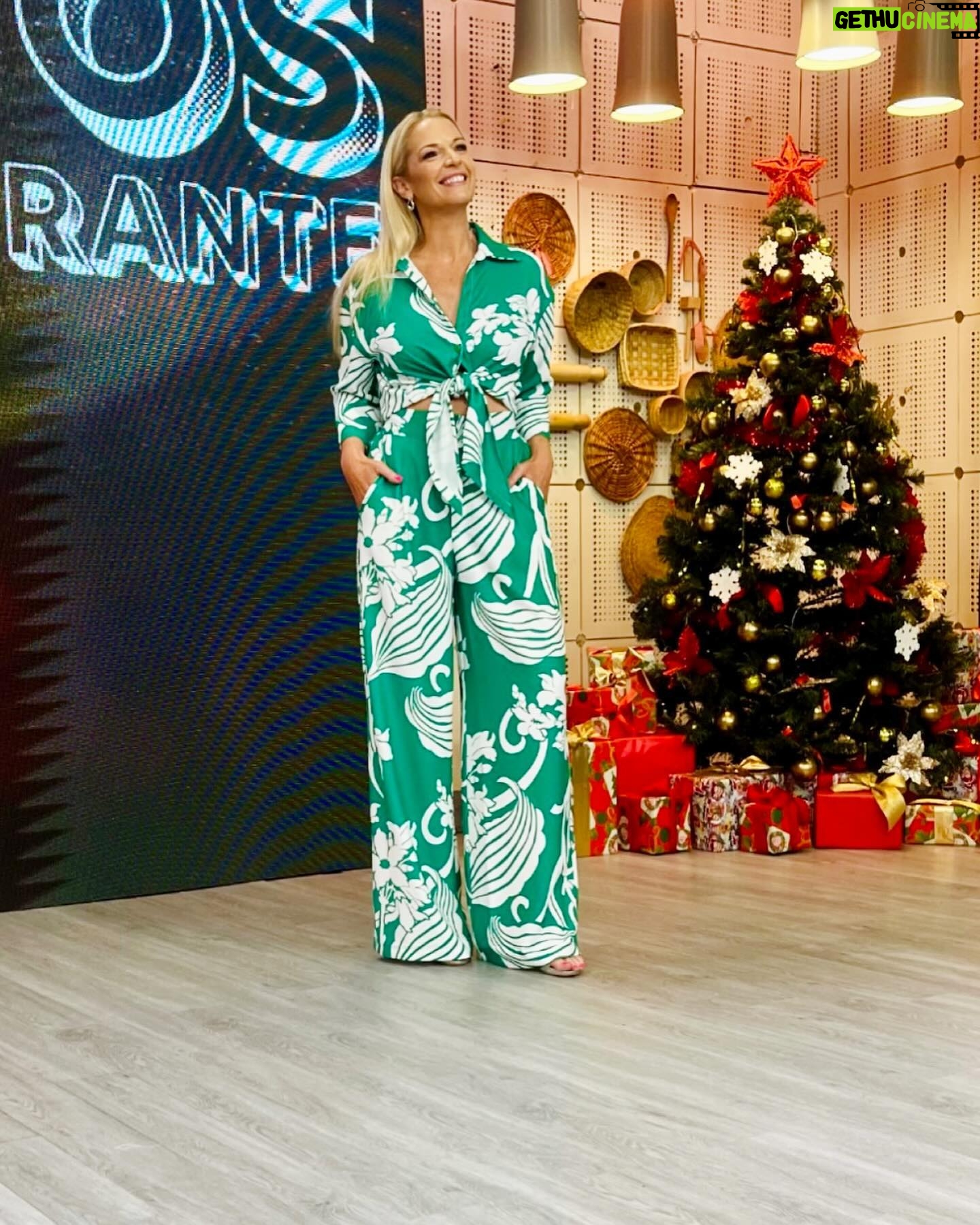 Carina Zampini Instagram - @janis.oficial 👗 @justaosadia 👠 @seluoficial @milisanzo.makeup 💄 @lomylan 🪞 @lukas.gomezz 💇♀️