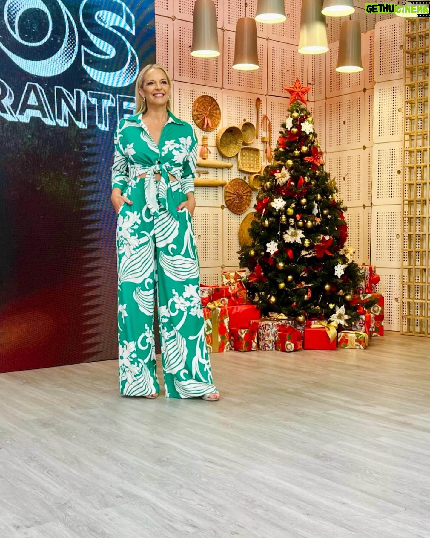 Carina Zampini Instagram - @janis.oficial 👗 @justaosadia 👠 @seluoficial @milisanzo.makeup 💄 @lomylan 🪞 @lukas.gomezz 💇♀️