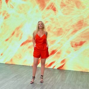 Carina Zampini Instagram - @zhoueoficial 👗
@justaosadia 👠
@lunagarzonaccesorios 💍
@seluoficial 
@christapia_mua 💄
@lomylan 🪞
@lukas.gomezz 💇‍♀️