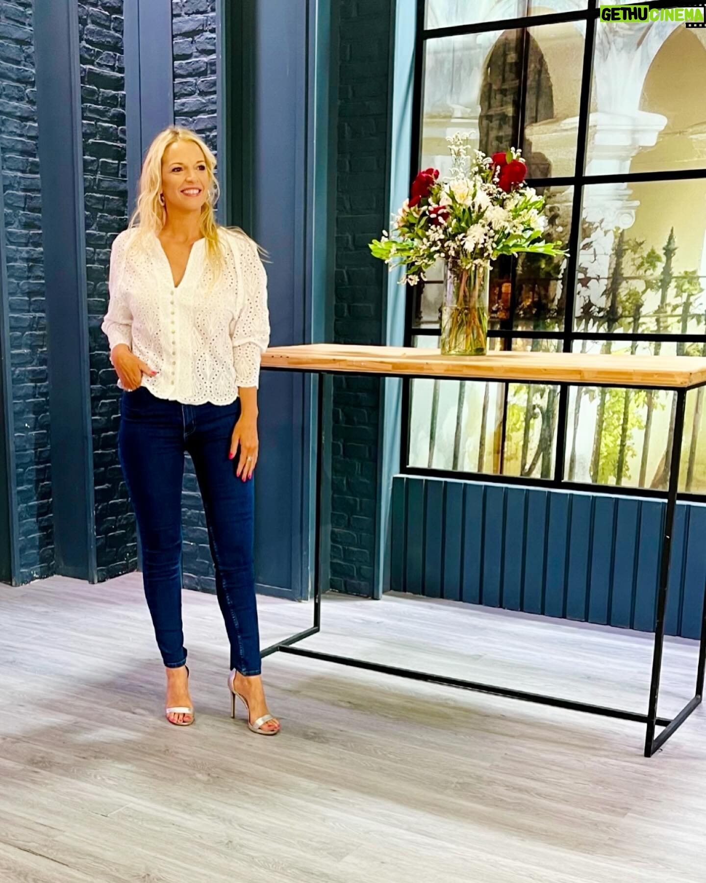 Carina Zampini Instagram - @liartepaula 👕 @somos_rad 👖 @justaosadia 👠 @lunagarzonaccesorios 💍 @seluoficial @christapia_mua 💄 @lomylan 🪞 @lukas.gomezz 💇♀️
