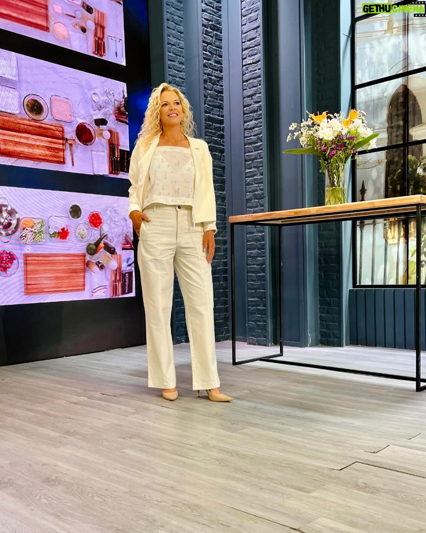 Carina Zampini Instagram - @wemakejeans 👕👖 @liartepaula 🧥 @justaosadia 👠 @lunagarzonaccesorios 💍 @seluoficial @christapia_mua 💄 @lomylan 🪞 @lukas.gomezz 💇♀️