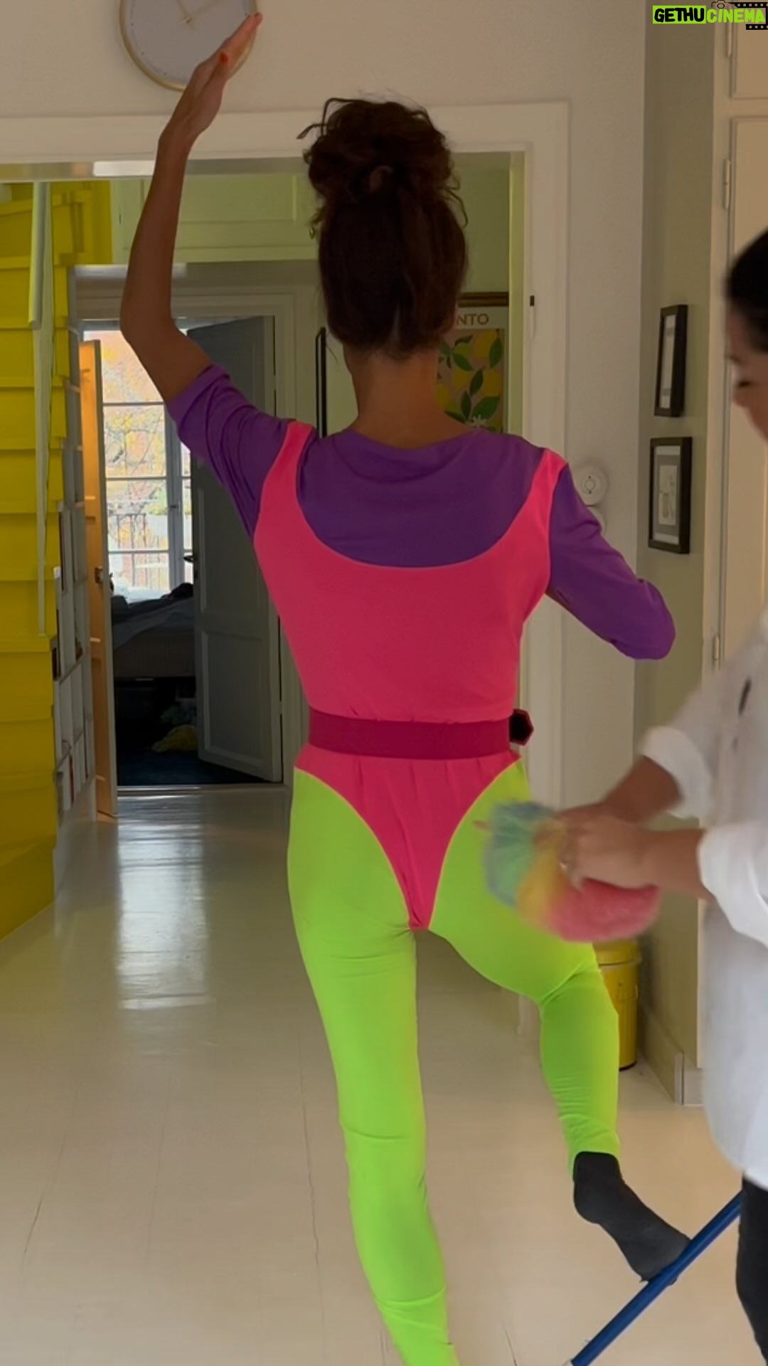 Carin da Silva - 17K Likes - Vilken tur jag har som har @mammasanningar i mitt liv.
Visste ni att vi har lƤrt kƤnna varandra genom och i vƄr podd?
Fƶr ca 5 Ƅr sedan skickade jag ett dm pƄ instagram till Vivi dƤr jag frƄgade henne om hon ville starta en podd men mig. Vi hade aldrig setts, pratat eller trƤffats. Och nu, 5 Ƅr senare, sƄ slƤpper vi vƄrt 254 avsnitt. Hur sjukt?!
Vivi, du Ƥr magisk och jag Ƥr sĆ„ glad att du sĆ„g mitt dm den dƤr dagen ā„ļøā„ļøā„ļø
Podden āVĆ„ra Sanningar med Vivi och Carinā finns dƤr poddar finns.
Veckans avsnitt šš½
254. Vivi i New York & VrƤngda ƶgonlock
Vivi Ƥr tillbaka efter sin New York-resa, men allt gick inte som det var tƤnkt. Redan innan hon lƤmnat Sverige bƶrjade problemen. Dessutom fick Wallin en unik hƶghƶjds-upplevelse!
Carin satt under tiden hemma och gjorde en lista pƄ saker som man gjorde som barn och det visar sig att Vivi fortfarande kan gƶra en av sakerna pƄ Carins lista.