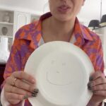 Carin da Silva Instagram - I betalt samarbete med @fastighetsbyran   Att flytta kan vara roligt och spännande. Men ibland också lite läskigt och otryggt. Framför allt om du är ett barn.  Vi ska i sommar lämna Belgien och flytta till ett annat land och vi kommer absolut ta hjälp av Fastighetsbyråns briljanta kampanj ”Lilla Flytthjälpen” och barnpsykologen Kajsa Lönn Rhodins superbra tips kring just vad man ska tänka på när man ska flytta med barn. ”Lilla Flytthjälpen” är en kampanj där Fastighetsbyrån förbereder hela familjen för flytt och sätter särskilt fokus på hur föräldrar kan hjälpa barnen att hantera flyttkänslor.   Ni hittar ”Lilla Flytthjälpen” fastighetsbyran.com/lilla-flytthjalpen  - direktlänk i  min profil    Förutom tips och råd för hur ni pratar med barn finns också ”Visningshjälpen”. Där har Fastighetsbyrån samlat en mängd hjälpsamma verktyg som hjälper dig i jakten på ny bostad. #lillaflytthjälpen #fastighetsbyrån