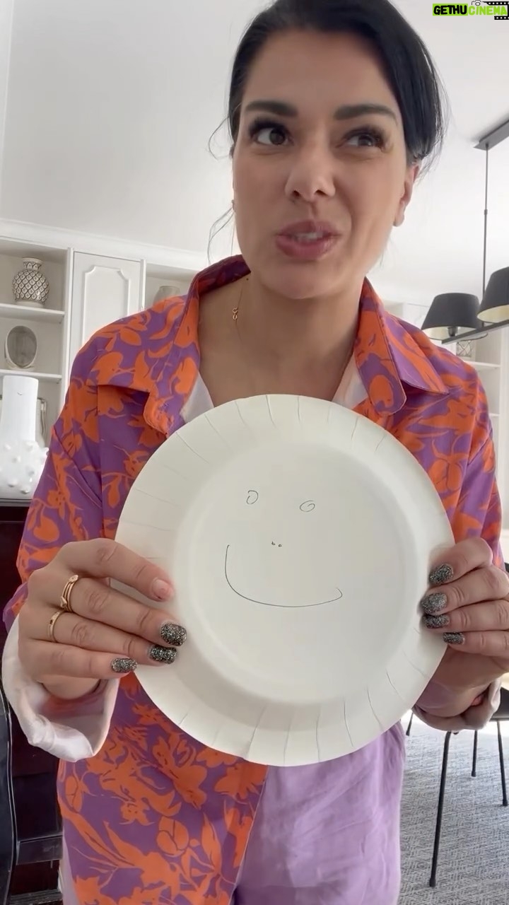 Carin da Silva Instagram - I betalt samarbete med @fastighetsbyran Att flytta kan vara roligt och spännande. Men ibland också lite läskigt och otryggt. Framför allt om du är ett barn. Vi ska i sommar lämna Belgien och flytta till ett annat land och vi kommer absolut ta hjälp av Fastighetsbyråns briljanta kampanj ”Lilla Flytthjälpen” och barnpsykologen Kajsa Lönn Rhodins superbra tips kring just vad man ska tänka på när man ska flytta med barn. ”Lilla Flytthjälpen” är en kampanj där Fastighetsbyrån förbereder hela familjen för flytt och sätter särskilt fokus på hur föräldrar kan hjälpa barnen att hantera flyttkänslor. Ni hittar ”Lilla Flytthjälpen” fastighetsbyran.com/lilla-flytthjalpen - direktlänk i min profil Förutom tips och råd för hur ni pratar med barn finns också ”Visningshjälpen”. Där har Fastighetsbyrån samlat en mängd hjälpsamma verktyg som hjälper dig i jakten på ny bostad. #lillaflytthjälpen #fastighetsbyrån