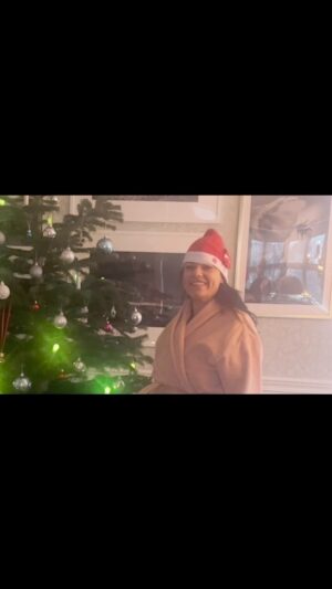 Carin da Silva Instagram - GOD JUL!!! 🎁 🎅🏽 
Hoppas att ni har en fin dag hur ni än firar den. 
Kärlek till er alla ♥️♥️♥️