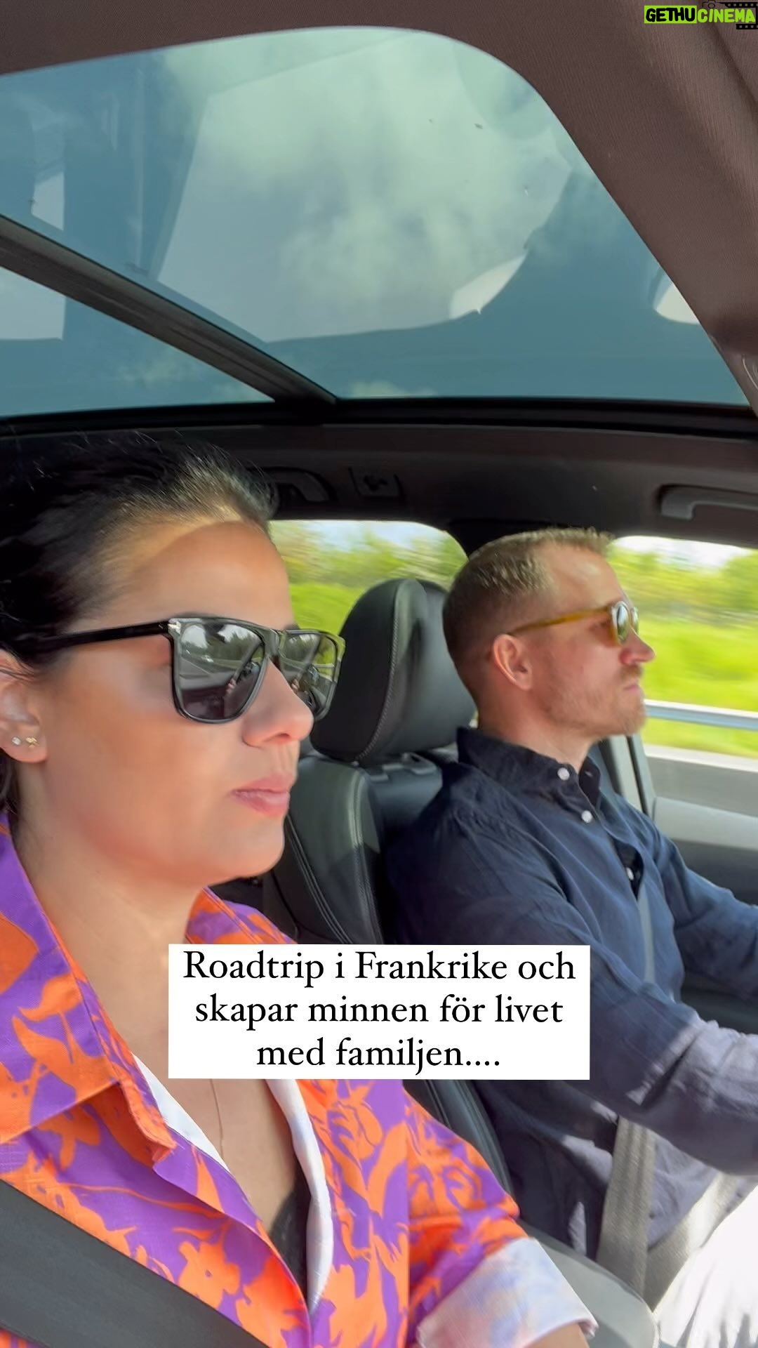 Carin da Silva Instagram - Hahah riktigt så här illa är det inte men visst har vi fått svara på frågan ”Är vi framme snart?” ett antal gånger 😅 Vi konstaterade precis vad mycket enklare det är nu när barnen är äldre. Man behöver inte släpa runt på barnvagnar, ha koll på mat och sov-tider och alla mellanmål som man gick runt och släpade på. Även om det var underbart det med går det inte att bortse från att det är enklare nu med en 6åring och en 9åring som är så gott som självgående och väldigt anpassningsbara 🥰 Älskar verkligen att skapa minnen med hela familjen och även om inte de kommer komma ihåg allt så kommer jag och Niklas göra det (iaf Niklas 🙈) ♥️
