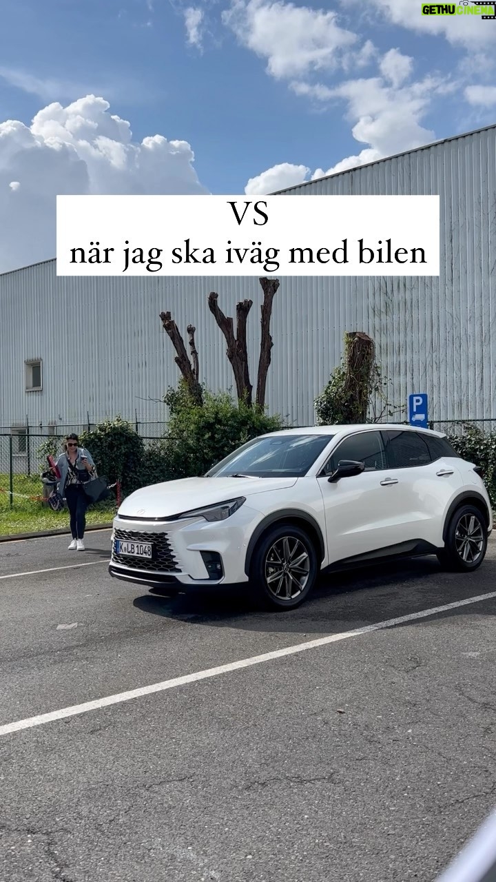 Carin da Silva Instagram - I betalt samarbete med @lexussverige Vatten, mobilladdare och tuggummi. Det (och mycket mer:) har jag alltid med mig i bilen. Men vad säger det om mig som person? 🤷🏽♀️ Just det får vi reda på i podden ”Dumma Människor”. Där analyserar psykolog Björn Hedensjö och Lina Thomsgård mina saker, efter konceptet ”What’s in My car” och utifrån det så parar de ihop mig med en av de 4 Atmosfärerna i nya Lexus självladdande hybriden Lexus LBX. ELEGANT, EMOTION, COOL och RELAX. Jag tror jag är Emotion….😅 What’s in Your car? Och vilken atmosfär tror du att du passar bäst i? Lyssna på poddavsnittet av ”Dumma Människor” och läs mer om Lexus minsta SUV hittills på lexus.se/podcast. Lexus LBX på Lexus.se #LexusLBX #LexusElectrified #whatsinmycar