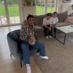 Carin da Silva Instagram - I betalt samarbete med @fastighetsbyran Att flytta kan vara roligt och spännande. Men ibland också lite läskigt och otryggt. Framför allt om du är ett barn. För snart 5 år sedan flyttade vi utomlands med våra barn och snart är det faktiskt dags igen. Något som vi har lärt oss är att involvera barnen så mycket som det bara går så de känner sig delaktiga och förberedda. Nu lanserar Fastighetsbyrån ”Lilla Flytthjälpen” - en kampanj där de förbereder hela familjen för flytt och sätter särskilt fokus på hur föräldrar kan hjälpa barn hantera flyttkänslor. Fastighetsbyrån har skapat ett spel i Roblox där man kan inreda olika bostäder. Barnen kan möblera, renovera och visa sina föräldrar hur de vill att deras nya rum ska se ut. Ett bra verktyg för att göra flytten lite mer verklig för barnen innan flyttlasset går. Så himla smart!!! Fastighetsbyrån möter barnen på deras hemmaplan. Barnen tycker det är roligt och de får känslan av delaktighet. Och let´s face it, vissa saker är barnen mycket bättre på än oss vuxna….. : ) Ni hittar ”Lilla Flytthjälpen” på https://www.fastighetsbyran.com/sv/sverige/artiklar/lilla-flytthjalpen – direktlänk i min profil #LillaFlytthjälpen #Fastighetsbyrån