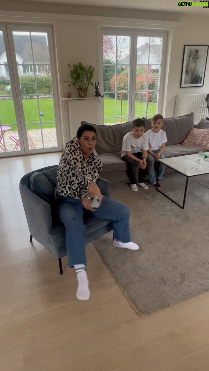 Carin da Silva Instagram - I betalt samarbete med @fastighetsbyran Att flytta kan vara roligt och spännande. Men ibland också lite läskigt och otryggt. Framför allt om du är ett barn. För snart 5 år sedan flyttade vi utomlands med våra barn och snart är det faktiskt dags igen. Något som vi har lärt oss är att involvera barnen så mycket som det bara går så de känner sig delaktiga och förberedda. Nu lanserar Fastighetsbyrån ”Lilla Flytthjälpen” - en kampanj där de förbereder hela familjen för flytt och sätter särskilt fokus på hur föräldrar kan hjälpa barn hantera flyttkänslor. Fastighetsbyrån har skapat ett spel i Roblox där man kan inreda olika bostäder. Barnen kan möblera, renovera och visa sina föräldrar hur de vill att deras nya rum ska se ut. Ett bra verktyg för att göra flytten lite mer verklig för barnen innan flyttlasset går. Så himla smart!!! Fastighetsbyrån möter barnen på deras hemmaplan. Barnen tycker det är roligt och de får känslan av delaktighet. Och let´s face it, vissa saker är barnen mycket bättre på än oss vuxna….. : ) Ni hittar ”Lilla Flytthjälpen” på https://www.fastighetsbyran.com/sv/sverige/artiklar/lilla-flytthjalpen – direktlänk i min profil #LillaFlytthjälpen #Fastighetsbyrån