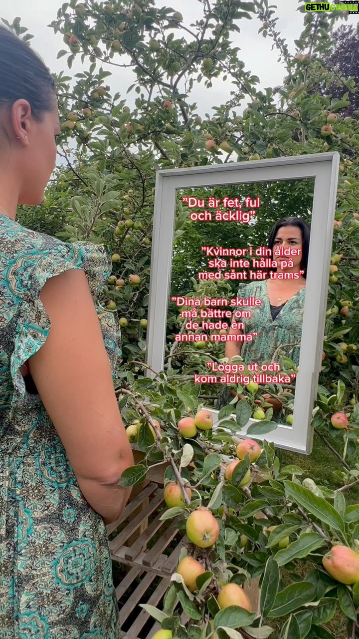 Carin da Silva - 10.3K Likes - I samarbete med @acosverige
Jag fƶrsƶker anvƤnda mina kanaler till att sprida glƤdje och gƶra att folk mƄr bƤttre med sig sjƤlva men tyvƤrr tƤnker inte alla sƄ.
Klimatet pƄ sociala medier har blivit otroligt hƄrt och nƤthat och nƤtmobbning har blivit vanligare och vanligare, inte bara bland oss vuxna utan ocksƄ hos barn och ungdomar.
ACO har ett samarbete med
anti-mobbningsstiftelsen Friends fƶr en sƤkrare och vƤnligare digital miljƶ fƶr alla. De vill tvƤtta nƤtet rent frĆ„n nƤthat och gƶra den mjukare! š¤
Fƶr varje sƄld flaska ACO Caring Shower Oil skƤnker ACO 5kr till @stiftelsenfriends
Kampanjen gƤller pƄ alla Apotek, online och i butik t.o.m. 10 September.
ACO Caring Shower Oil Ƥr en mild duscholja som passar alla hudtyper.
Den Ƥr rik pƄ bla solrosolja och sojaolja och hƄller din hud Ƅterfuktad i upp till 8h.
Den finns som milt parfymerad och oparfymerad och lƤmnar din hud skyddad, lugn och mjuk - precis som nƤtet ska vara!
Bli en del av denna viktiga kampanj du ocksƄ. DirektlƤnk finns i min story eller i min profil.
Tillsammans kan vi fƶrƤndra klimatet pƄ sociala medier.
Gƶr skillnad med ACO och Friends.
#washtheweb #acosverige