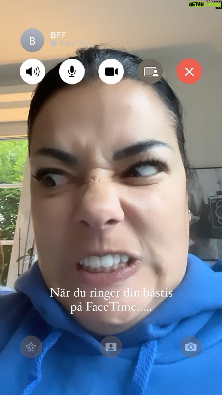 Carin da Silva Instagram - När du ringer din bästis på FaceTime….. Jag är väl inte den enda som gör så här??? 😅