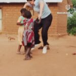 Carin da Silva Instagram - I stolt samarbete med @lakarmissionen Snart är det morsdag och det får mig att tänka på min roll som mamma och jag tänker också tillbaka på mina två förlossning och vilken tur jag haft. Om jag inte fött Theo på ett sjukhus så hade varken han eller jag överlevt. Men alla har inte den möjligheten. Varje dag dör 800 kvinnor i följd av din graviditet eller förlossning. 800 kvinnor dör OM DAGEN!! För 2 år sedan besökte jag och @mammasanningar Nkinga sjukhuset i Tanzania tillsammans med @lakarmissionen och där fick vi se med egna ögonen vilken enorm skillnad som Läkarmissionen gör för framförallt kvinnor och mammor. Om du blir månadsgivare hos Läkarmissionen och skänker 100kr i månaden i ett år hjälper du tex 7 kvinnor att få en säker förlossning. Om du blir månadsgivare nu så, förutom att du hjälper andra mammor, så får du även ett MOMWOW-armband. Gå in på Läkarmissionen.se/varasanningar - direktlänk finns i min profil. Var med och rädda liv - bli månadsgivare. TACK ♥️