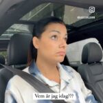 Carin da Silva Instagram - Måndag!!!! Alltid lite svårt att veta vem man är efter helgen 😅 Något som däremot alltid är sig likt är ett poddavsnitt av ”Våra Sanningar” Nytt avsnitt finns nu ute till ert förfogande. 246. I fi**stol med Jenny Strömstedt Jag och Vivi ser varandra pga av att vi sitter mitt emot varandra i Göteborg. Ögonsnatteri, förfalskning och önskan om att byta skratt är ungefär en procent av det som händer i veckans avsnitt som är proppfullt. Jag gör som två danskar i en husvagn och testar något nytt medan Vivi räddas i sista stund ifrån att äta klistermärken. Märklig graviditet uppstår på sjukgymnastiken och en flamingo försvinner spårlöst. Bonjour!