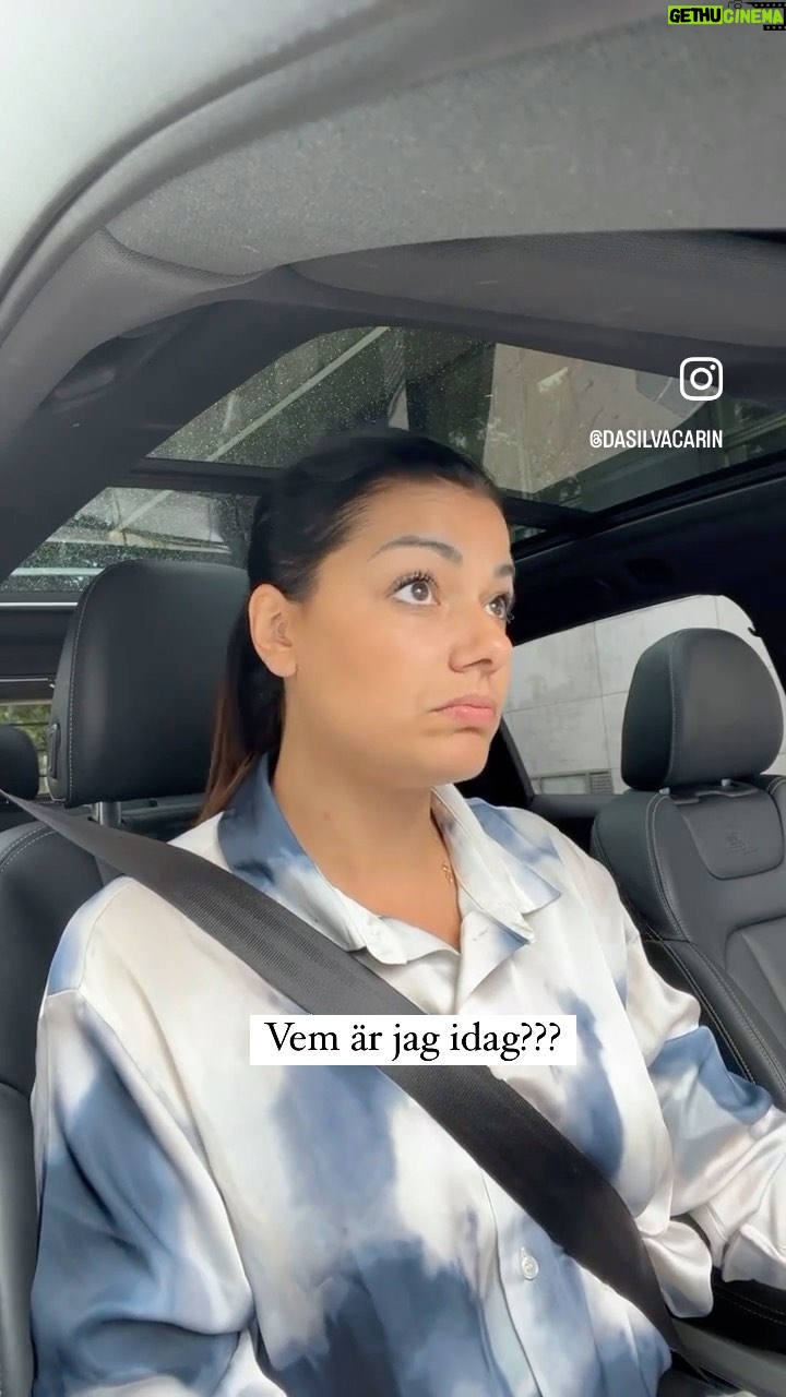 Carin da Silva Instagram - Måndag!!!! Alltid lite svårt att veta vem man är efter helgen 😅 Något som däremot alltid är sig likt är ett poddavsnitt av ”Våra Sanningar” Nytt avsnitt finns nu ute till ert förfogande. 246. I fi**stol med Jenny Strömstedt Jag och Vivi ser varandra pga av att vi sitter mitt emot varandra i Göteborg. Ögonsnatteri, förfalskning och önskan om att byta skratt är ungefär en procent av det som händer i veckans avsnitt som är proppfullt. Jag gör som två danskar i en husvagn och testar något nytt medan Vivi räddas i sista stund ifrån att äta klistermärken. Märklig graviditet uppstår på sjukgymnastiken och en flamingo försvinner spårlöst. Bonjour!