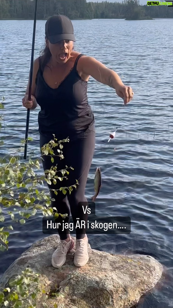 Carin da Silva Instagram - Är det någon som känner igen sig 🙈 Trots många snubblingar och ”tantskrik” så har vi haft den ultimata avslutningen på den svenska sommaren. Vi har spenderat 2 dagar i skogen hos @happiecamp . 🏕️ De har helt magiska glampingtält som är belägna på fantastiska platser runt om i Sverige. Alla tält är möblerade med supersköna sängar med kashmirsängkläder, där finns väl utrustade gasolkök och allt du kan behöva för att spendera ett par dagar i skogen. Du kan t.o.m. beställa matboxar med jättegod mat som är lätt att tillaga i gasolköket. Gå in på deras hemsida för att boka din nästa semester 🏕️ Happiecamp.com