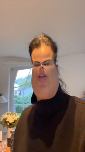 Carin da Silva Instagram - Känner mig helt knäckt!!!! 🦴😅