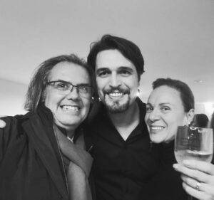 Carla Andrino Instagram - "A Noite", de José Saramago, é um hino à liberdade. Parabéns a tod@s. E Viva a VIDA ❤️ #gratosavida #quesorteanossa #yellowstarcompany