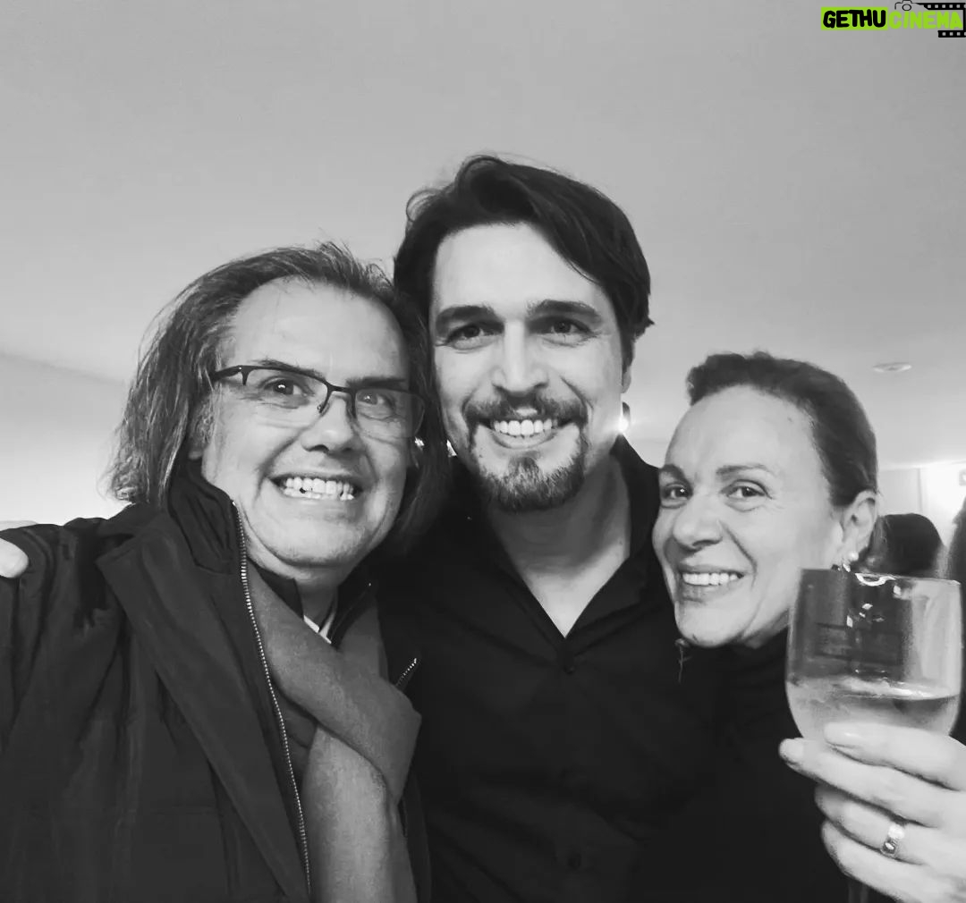 Carla Andrino - 2.1K Likes - "A Noite", de José Saramago, é um hino à liberdade. Parabéns a tod@s. E Viva a VIDA ❤️ #gratosavida #quesorteanossa #yellowstarcompany