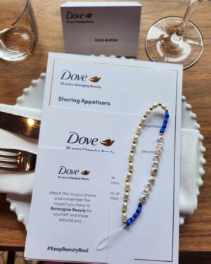 Carla Andrino Instagram - É com orgulho - e enorme gratidão - que estou em Londres, com mulheres dos quatro cantos do mundo, a comemorar os 20 Anos da @dove.

A campanha deste ano apela à beleza real, autêntica e genuína de cada uma de nós, sem filtros, toques e retoques. Uma beleza que não alinha com protótipos e estereótipos cada vez mais desenvolvidos por Inteligência Artificial, nos conteúdos que nos invadem diariamente. 

Mulheres que aceitam as particularidades e as diferenças que nos tornam únicas e especiais. Mulheres de verdade e de bem com a VIDA ❤️

Vamos todas #ManteraBelezaReal  #DovePartner #AD