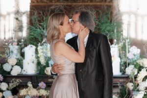 Carla Andrino Instagram - Que privilégio termos sido convidados para VIVER o verdadeiro "Conto de Fadas" que foi o casamento da @danianeto e do @luis.matos.cunha. 

Viva a Amizade. Viva o AMOR. Viva a VIDA ❤️ #gratosavida #quesorteanossa @incroyable.atelierpt
