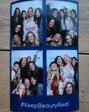 Carla Andrino Instagram - É com orgulho - e enorme gratidão - que estou em Londres, com mulheres dos quatro cantos do mundo, a comemorar os 20 Anos da @dove.

A campanha deste ano apela à beleza real, autêntica e genuína de cada uma de nós, sem filtros, toques e retoques. Uma beleza que não alinha com protótipos e estereótipos cada vez mais desenvolvidos por Inteligência Artificial, nos conteúdos que nos invadem diariamente. 

Mulheres que aceitam as particularidades e as diferenças que nos tornam únicas e especiais. Mulheres de verdade e de bem com a VIDA ❤️

Vamos todas #ManteraBelezaReal  #DovePartner #AD