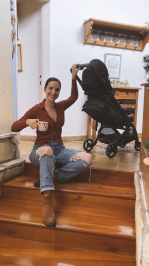 Carla Baratta Instagram - La divina maternidad y sus cosas (obviamente el café es el de esta mañana, después de calentarlo 5 veces y terminar tornándolo frío a las 5pm) 🥸The divine motherhood and it’s things (obviously the coffee is from this morning, after heating it up 5 times and ending up drinking it cold at 5pm)