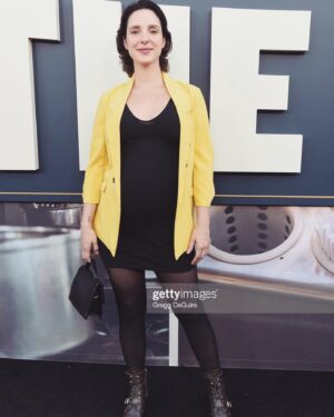 Carla Baratta Instagram - We had The best time at the premier of @thebearfx 🤩 Thank you @fxnetworks @hulu for having the 3 of us last night ⭐️ What an AMAZING show! Don’t miss it…!!! 
8 1/2 moths pregnant. Enjoying the last weeks of this yummy bump and cheeks 🐣 This mama is ready to take a break now (or maybe not😆)
.
Los 3 la pasamos buenísimo en el estreno de @thebearfx 🤩 Gracias @fxnetworks @hulu por invitarnos anoche ⭐️ Que show tan increíble, no se lo pierdan…!!! 
Con 8 meses y medio de embarazo. Disfrutándome las últimas semanas de esta panza y estos cachetes deliciosos 🐣 Creo que esta mamá está lista para tomar un descanso (o tal vez no 😆)