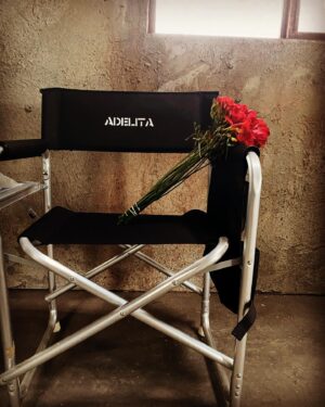 Carla Baratta Instagram - No me salen las palabras 🌹 6 años en los zapatos y en el corazón de este personaje. Gracias Luisa (Adelita) por tanto aprendizaje, por mostrarme que los sueños son tangibles. Gracias por abrirme camino, hacerme más valiente, por verme traer 2 hijos a este mundo, por cortar mi cabello y con el mi Ego… por darme las alas que tanto necesitaba. Estar en tus zapatos y ser vulnerable a tu sufrimiento me hizo más agradecida por la vida que tengo. Eres libre 🌹A por lo que sigue 🌹