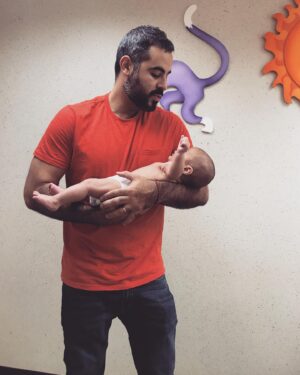 Carla Baratta Instagram - En nuestra primera cita, este señor guapo barbudo me dijo que su mayor anhelo en esta vida era ser padre. Verlo en este viaje llamado paternidad es inspirador y mágico. Gracias por elegirnos, gracias por ser y estar ⭐️ @elguillermogarcia Brindo por esta familia de locos enamorados. Feliz día, papasito mío, por ser nuestro súper héroe sin capa.