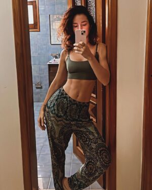 Carla Baratta Instagram - No importa la pregunta. PILATES siempre será la respuesta. 
Me preguntaron muchísimo por esta foto y honestamente tengo muchos años alimentándome muy balanceado, pero el mayor cambio que hice en el último año (después de que naciera Luna, mi segunda bebé) fue cambiar mi método de entrenamiento y poner como prioridad mi salud. 
.
Empezar a hacer pilates me cambió la vida, no solamente porque me siento muchísimo más fuerte y ágil que nunca, sino también porque se me quitaron todos los dolores corporales (especialmente la lumbalgia) y los dolores articulates que vinieron después de mis 2 embarazos (ni siquiera antes de mis embarazos tenía el abdomen así de fuerte). 
.
Tener paciencia con nuestro cuerpo y ver cómo va cediendo, como se va transformando y agradeciendo cada movimiento. Es una práctica de profunda conciencia con la movilidad corporal. Para mí a sido transformador el concepto de ser gentil con mi cuerpo y ejercitarlo con conciencia, sin exceder sus límites y progresivamente poniéndole nuevos retos. Amor por el movimiento consciente. Estoy obsesionada, que les puedo decir 🫀!!!