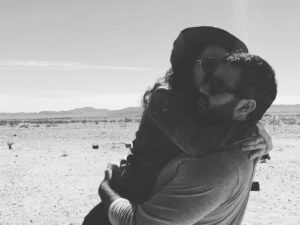 Carla Baratta Instagram - Antes de conocerlo yo abrazaba con miedo, con miedo de quedarme pegada a alguien en un abrazo infinito … hasta que lo abracé a usted y ese miedo se convirtió en la certeza infinita de querer vivir entre sus brazos. Lo amo señor barbudo. Gracias por tanto. 
🌟 

Before I met you I used to hug with fear, afraid of staying attached to someone in an infinite hug… until I hugged you and that fear turned into the infinite certainty of wanting to live in your arms. I love you, my bearded man. Thank you for everything.