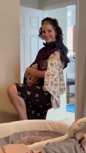 Carla Baratta Instagram - Multitasking 🕶 breastfeeding - doing my hair - cleaning the house - flirting with hubby - runway sow … And all of it with just 2 hours of sleep 🐥
.
Multitarea 🕶 amamantar - pintarme el cabello - limpiar la casa - coquetear con mi esposo - un show de moda … Todo esto con solo 2 horas de sueño 🐥