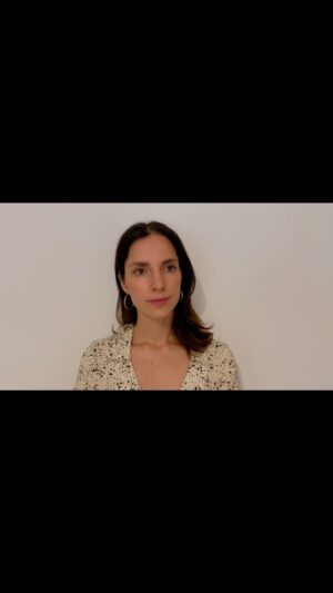Carla Baratta Instagram - Diego nos acompaña a hacer todas las audiciones. Siempre tiene las mejores notas actorales… aunque a veces pierde la paciencia con las pausas dramáticas 🤓 Le pagamos el coaching con Oreos.