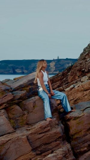 Carla Hugon Instagram - LE CLIP DE FRAGILE DISPONIBLE SUR YOUTUBE ❤️‍🩹❤️‍🩹❤️‍🩹

Ce clip on l’a tourné au Cap Frehel et c’était pas prévu. On était en résidence dans cet endroit magique pour écrire et composer mon EP et Fragile est sortie. Et là comme souvent @josephdimarco a pensé clip et m’a dit « allez go on va faire des images c’est magnifique ici ». Puis je l’ai suivi et voici le clip de Fragile où je me montre au plus naturel et à cœur ouvert ❤️‍🩹

Lien en bio 🎥

@mywaysound