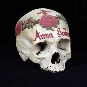 Carla Valentine Instagram - ❤️ Continuing my 'Valentine' theme are these beautiful painted skulls at Hallstatt ossuary (or bone house/"beinhaus") in Austria. The unadorned skulls are removed from the grave after 15 years, with the owners' consent, and bleached on a shelf by the sun and the moon, over the course of a few days, in the nearby gravedigger's cottage. Then they're beautifully decorated: the choice of decoration is usually an option out of four - Ivy for faithfulness, Laurel for victory, Oak for glory and Rose for LOVE 🌹
#humanremains #anatomy #pathology #specimen  #valentinecountdown #valentine #bloodyvalentine #anatomicalheart #valentinesday #bloodyvalentine #biology #physiology #mybloodyvalentine #galentines #heart #anatomicalheart #forensics #forensicscience #bonehouse #ossuary #hallstatt