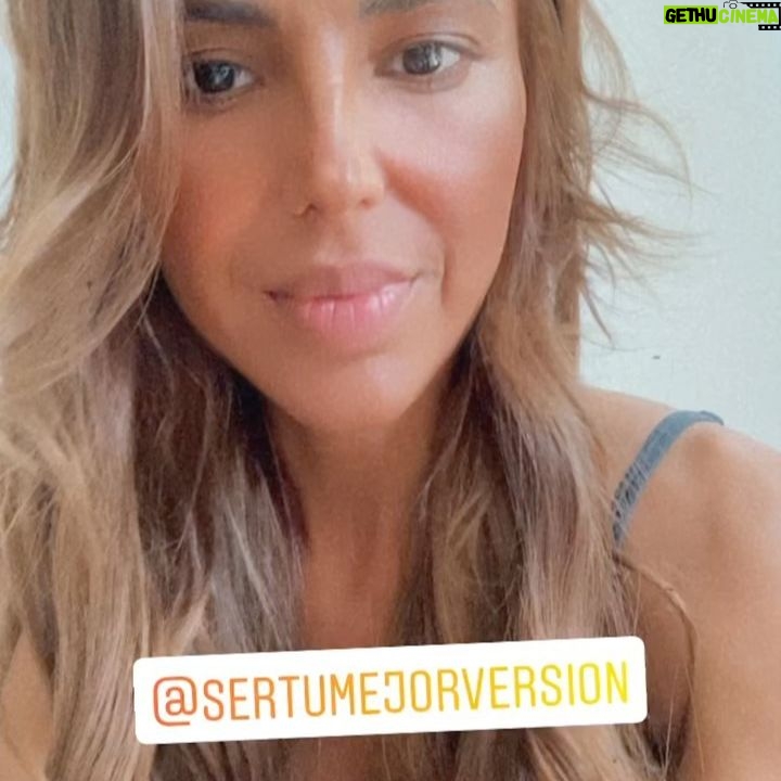 Carla Ballero Instagram - BENEFICIOS 👇🏻 🌟Aumenta la producción de colágeno y elastina en su piel✔️ .Apoya la hidratación de la piel y una humectación saludable✔️ .Ayuda a proteger contra los efectos dañinos de los factores de estrés oxidativo, incluida la luz azul✔️ Probado clínicamente para ayudarlo a lucir más joven✔️ .Ayuda a reducir visiblemente las líneas de expresión y las arrugas✔️ .Ayuda a mejorar la salud de la piel y la prepara para obtener mejores beneficios complementarios con los regímenes tópicos de cuidado de la piel✔️ .Elaborado con cero colorantes, sabores o edulcorantes artificiales✔️. @sertumejorversion. #belleza #estetica #colageno #vidasana #mujer #mamá #insta