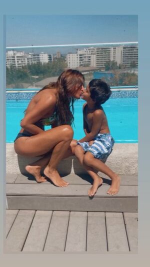 Carla Ballero Instagram - Siempre el amor infinito de mis hijos.
Soy una privilegiada al tener 3 maestros . Los amo con toda el alma .
#love #mamá #feliz #verano