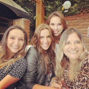Carla Ballero Instagram - Con mis hermanas y mi querida y máxima prima @andybermudezalvarado . Las amo
