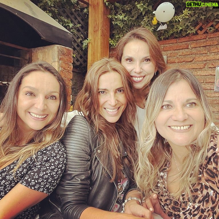 Carla Ballero - 0.9K Likes - Con mis hermanas y mi querida y mƔxima prima @andybermudezalvarado . Las amo
