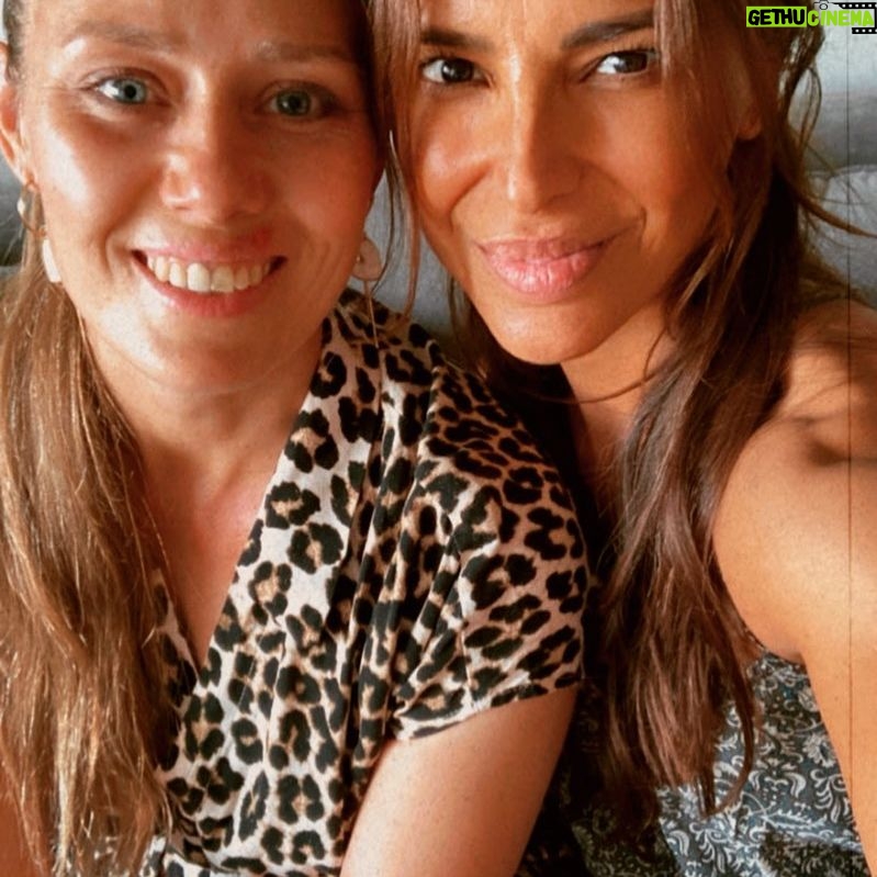 Carla Ballero - 2K Likes - Con mi cuñada hermosa @ludaksenofontova celebrando #navidad .
Familia #love#instachile