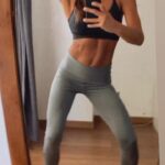 Carla Ballero Instagram - Entrenando feliz. #fitness #fit #vidasana #entrenamientoencasa #paz