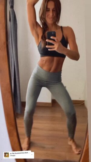 Carla Ballero Instagram - Entrenando feliz.
#fitness #fit #vidasana #entrenamientoencasa #paz