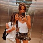 Carla Ballero Instagram - Gracias mi amor por ser mi compañera. Ahora hasta de mi trabajo diario. Te amo Colomba Fergie 😍🥰❤️