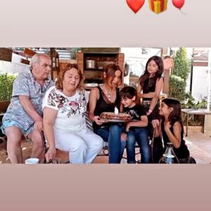 Carla Ballero Instagram - Segunda parte del cumpleaños 🎈 
Con los Nonos 
#familia 
#abuelos 
#losamo