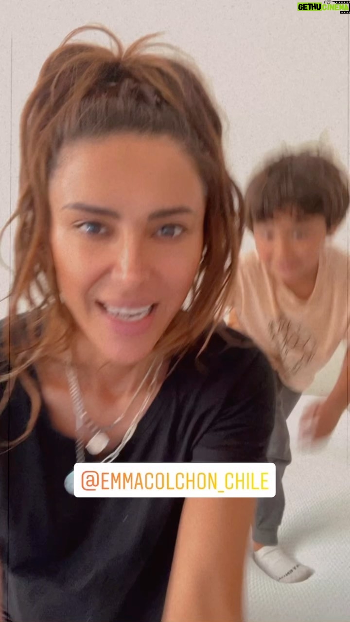 Carla Ballero Instagram - @emmacolchon_chile Black Friday llegó a Emma. A partir de esta semana, puedes disfrutar de hasta 40% de descuento en el colchón Emma Original y la almohada Emma Memory adapt. Puedes comprar en el sitio web emma-colchon.cl Además, con el código CARLA3 puedes obtener un 3% adicional en todos los productos de la tienda #descanso #colchon #dormirbien #felices