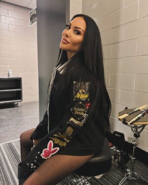 Carla Harvey Instagram - What were your favorite bands growing up? Mine were @gunsnroses , @panteraofficial and @lordsofacid (the order depended on my mood 🤣🤣) Driving in my car yesterday pumping LUST i couldn't help but smile that that 16 year old kid is still in me and will still fight you over these bands 🤣
Warming up @charbenante throne last week 🤣 jacket by @stitcheddenim