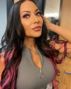 Carla Harvey Instagram - I've had fun being PINK this tour💓 My show day go-tos have been this pink shadow by @juviasplace (candy shop palette), pink lips by @lauramercier (Ophelie) and @narsissist foundation in Barcelona. My pink hair is by @lushproextensions installed by @hairvibesbypatricia. So...should i stay pink or try something new?